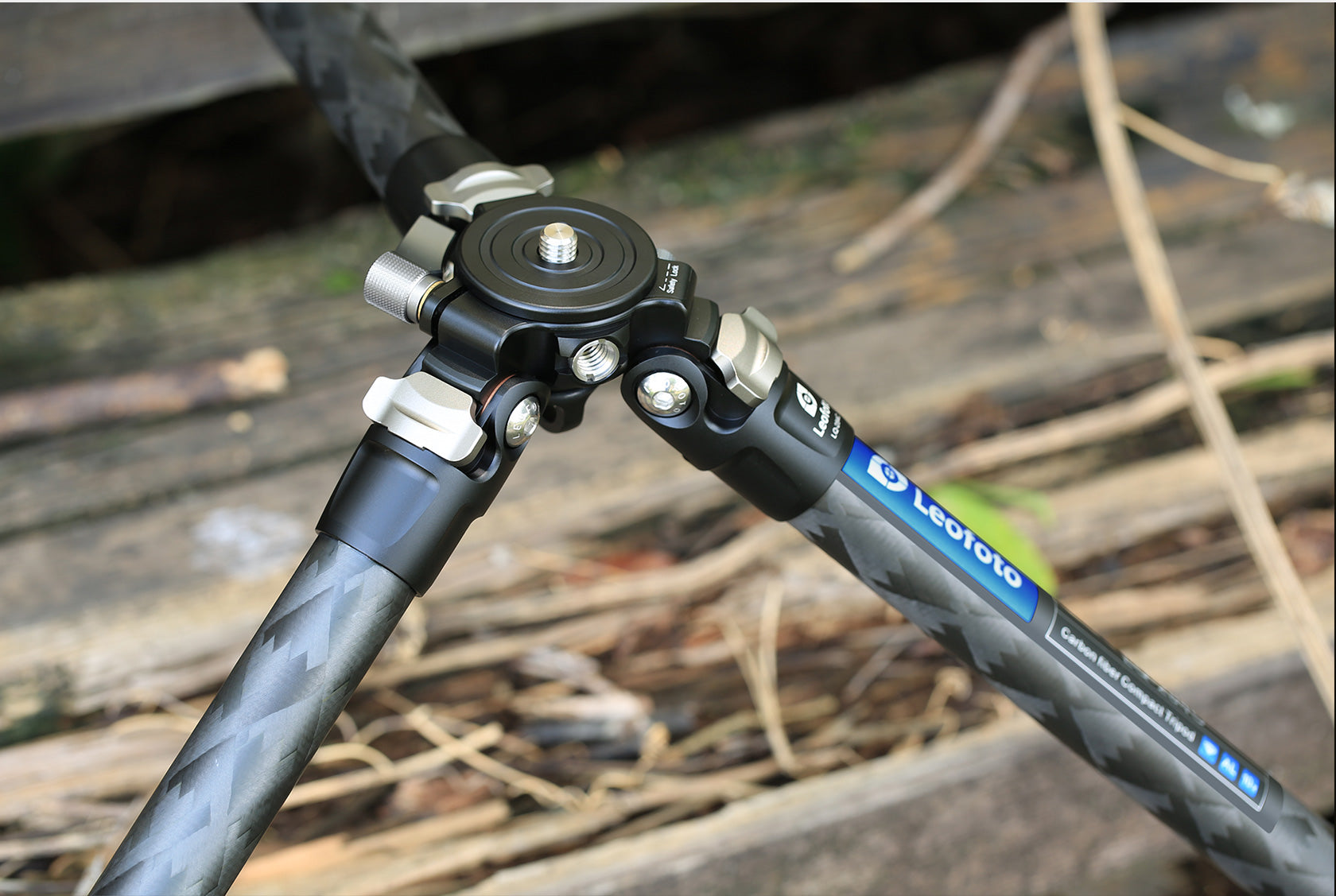 Leofoto LQ-324C Premium Carbon Fiber Tripod with Quick Swap Center Column+Apex Platform and Tripod Bag