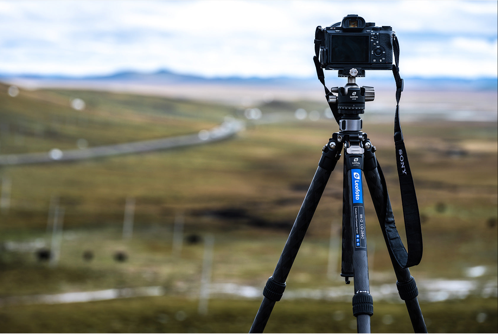 “Open Box" Leofoto LQ-324C Premium Carbon Fiber Tripod with Quick Swap Center Column+Apex Platform and Tripod Bag